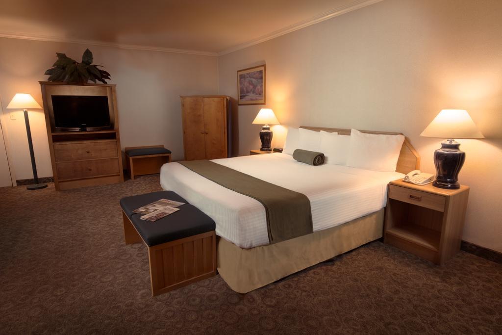 The Redwood Riverwalk, A Boutique Hotel Fortuna Exterior photo