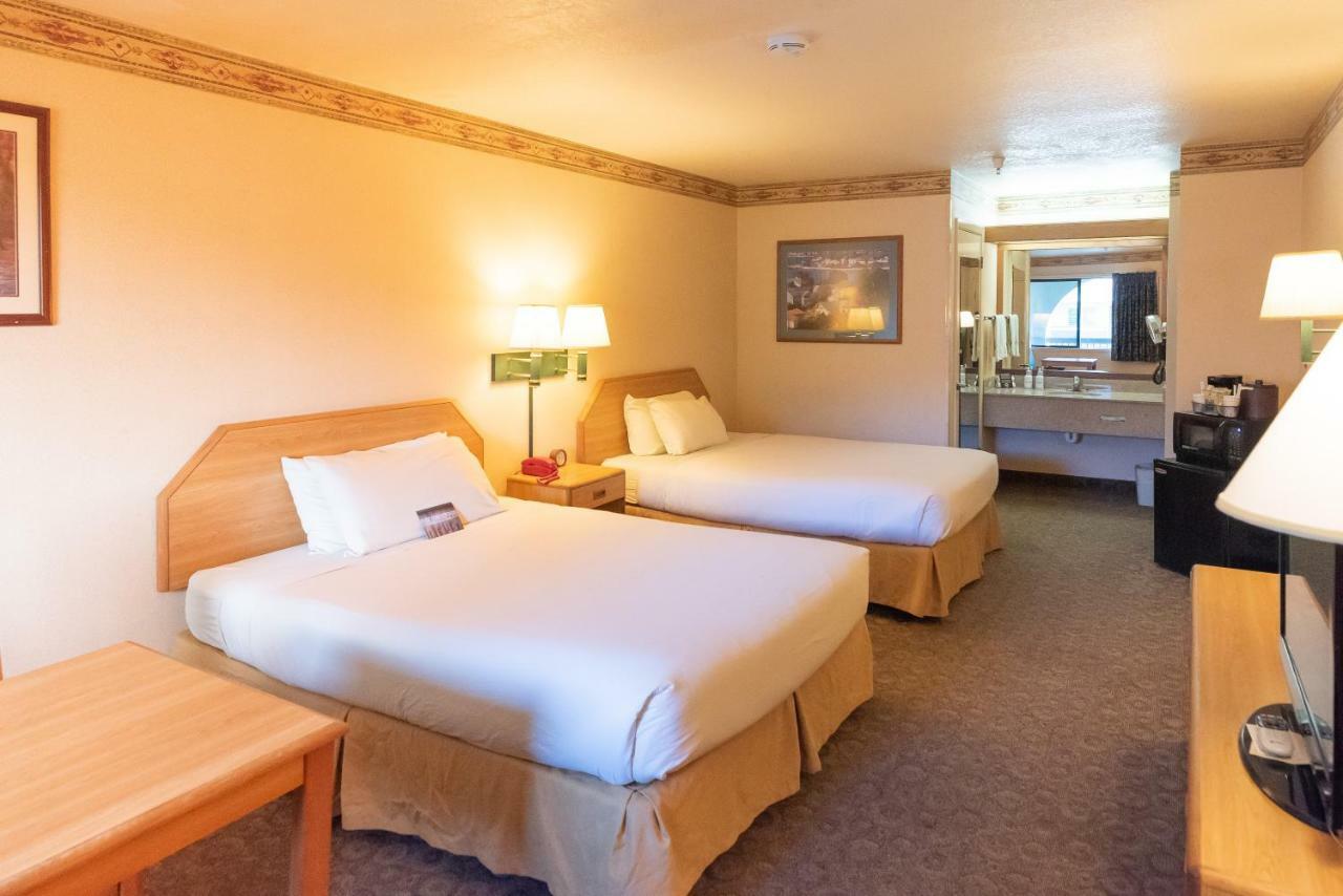 The Redwood Riverwalk, A Boutique Hotel Fortuna Exterior photo